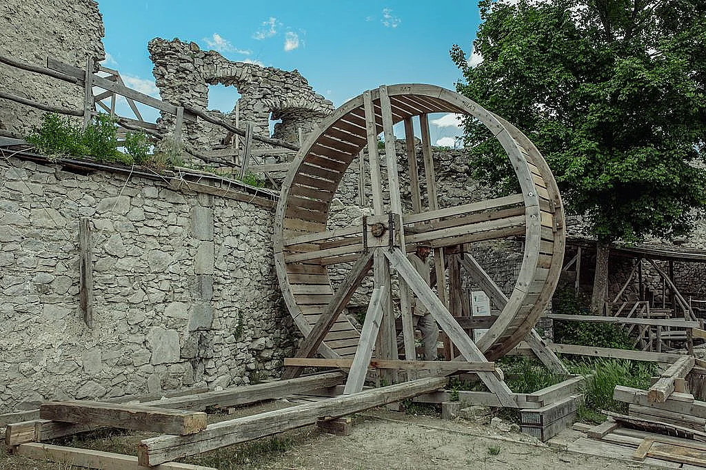 Vinianske jazero a historický hrad - fotka 6