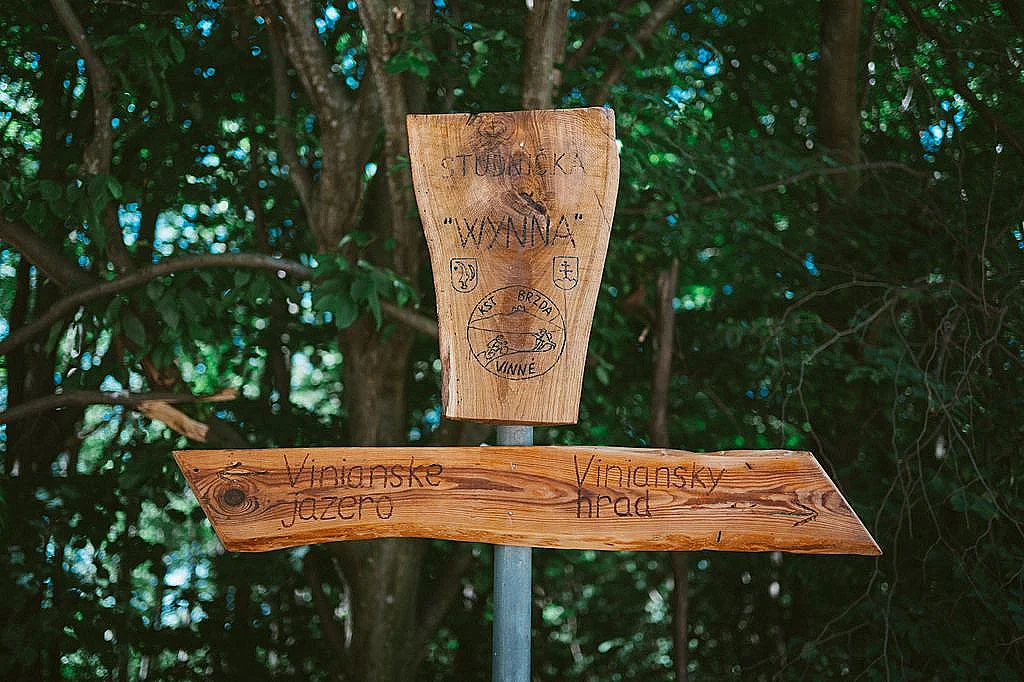 Vinianske jazero a historický hrad - fotka 4