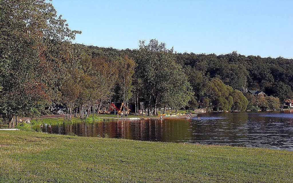 Vinianske jazero a historický hrad