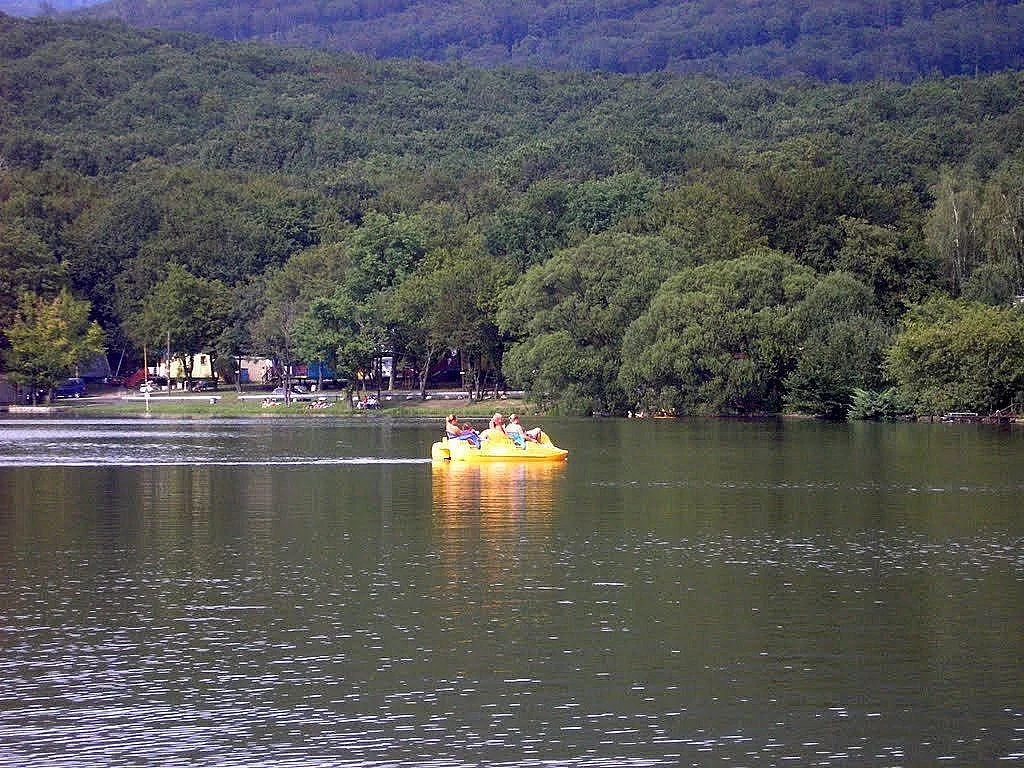 Vinianske jazero a historický hrad - fotka 2
