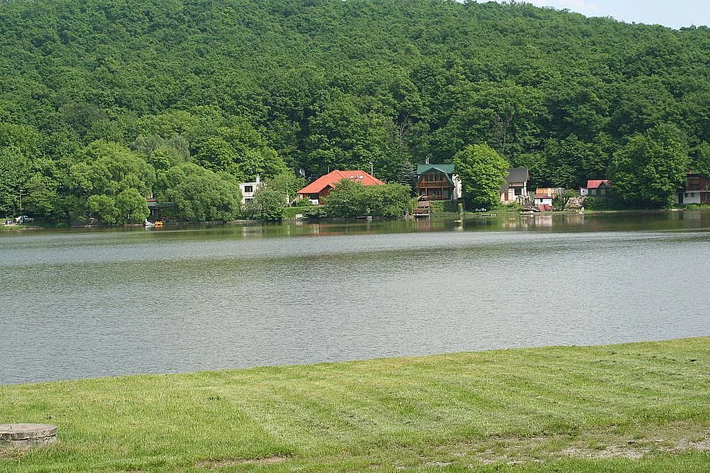 Vinianske jazero a historický hrad - fotka 3