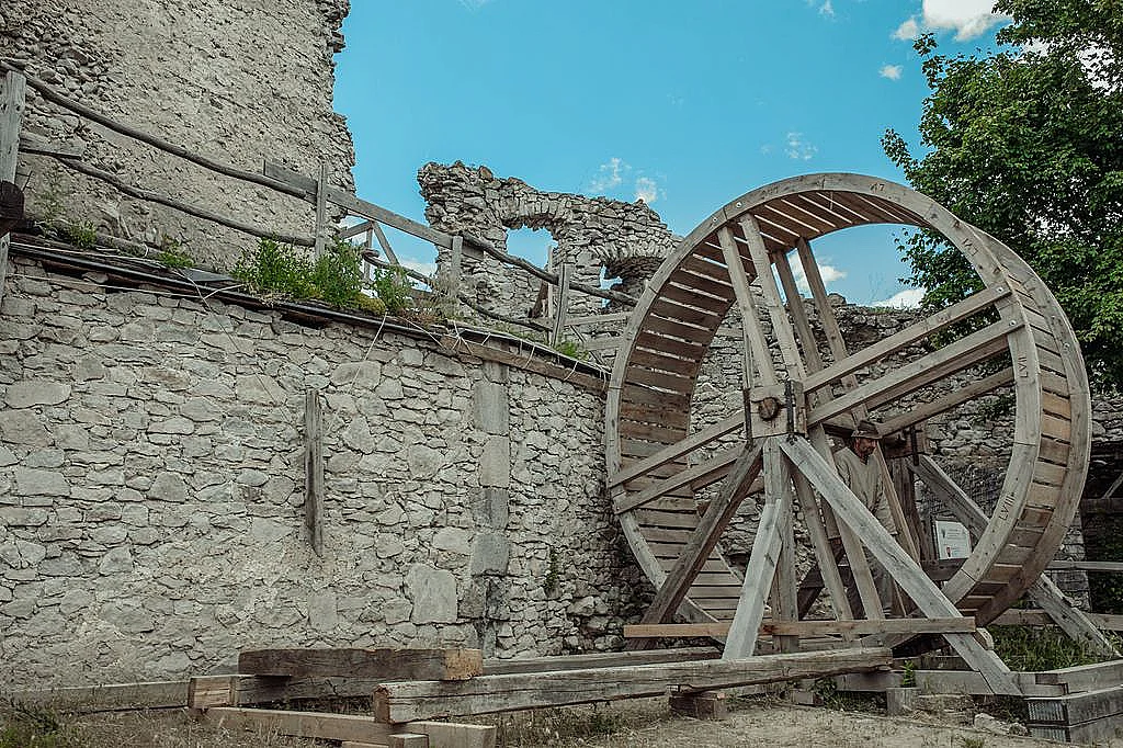 Vinianske jazero a historický hrad - fotka 5