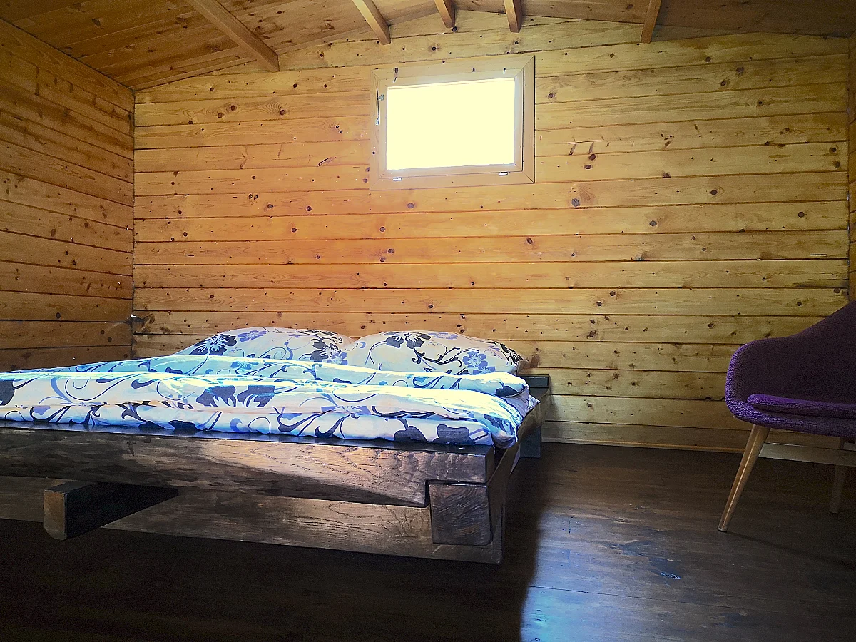 Chatka s výhľadom do záhrady (3)