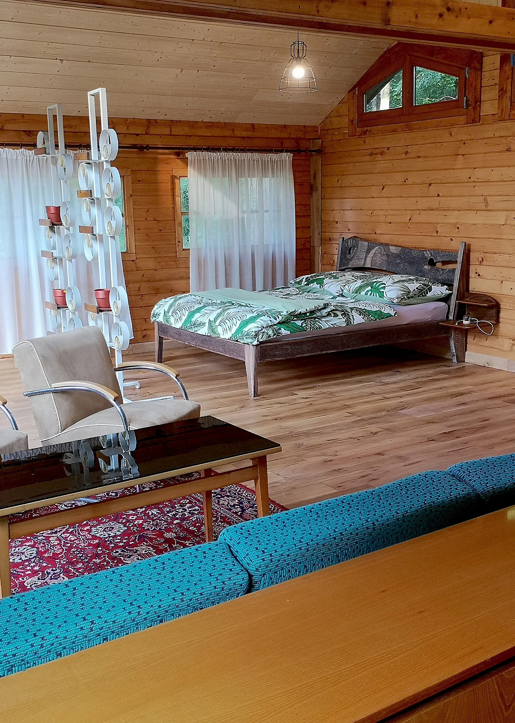 Útulný interiér drevenej chaty