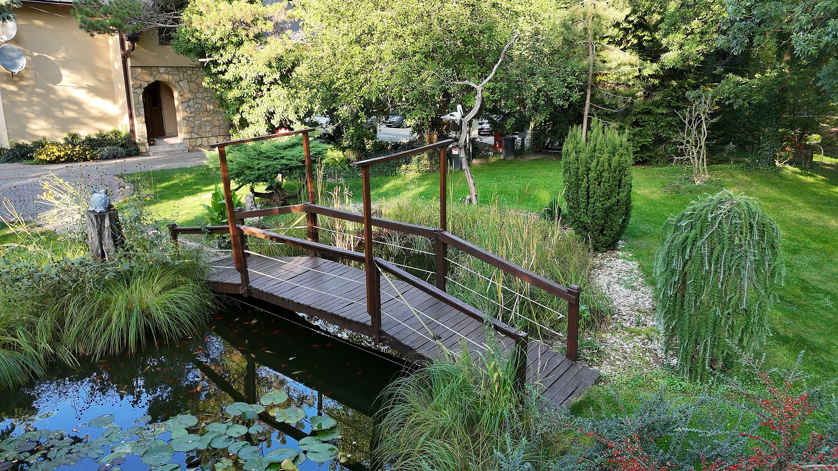 Záhrada s dreveným mostíkom cez jazierko